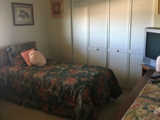 Guest Bedroom (2 Twin Sized Beds)