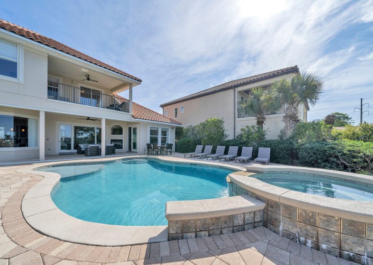 Relax By Your Private Pool and Overflow Spa And Take In The Great Lake View!