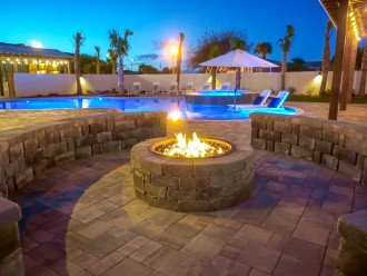 Large Outdoor Fire Pit, Perfect for Evening Cocktails or Making Smores