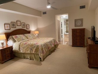 Spacious Master Bedroom W/King Size Bed