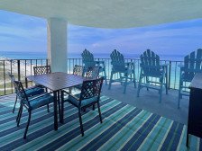 Beach Life Luxury! Condo/Lg Balcony/ Gourmet Kitchen/Free Beach Service, Pool