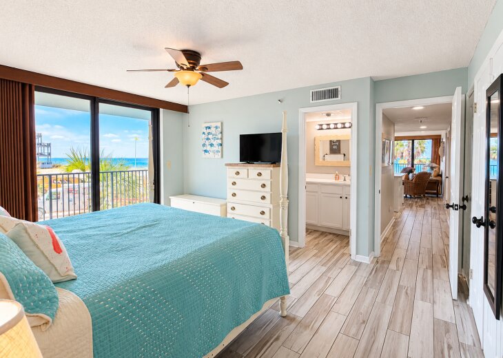 Master bedroom with king bed, Gulf views, TV, and private en-suite bathroom.