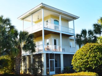 3 story house, closest street to the beach, comfortably sleeps 15!