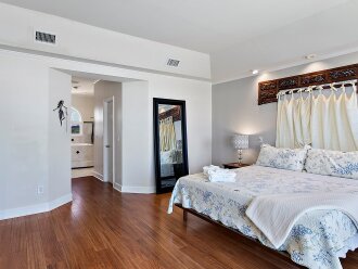 Primary Bedroom/Entrance to en'suite