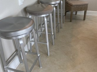 4 barstools in dining area for additional seating