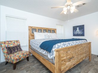 Spacious main bedroom with King bed and flatscreen TV