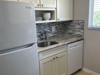 New appliances/furnished kitchen
