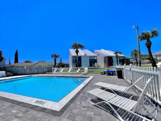 Spacious Townhome with allocated parking spot, 3 min walk to the beach! Pool! #1