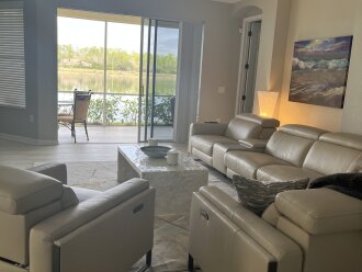 Perfectly Located Lakeview Condo, Minutes from Marco Isl, the Beach, and 5th AV