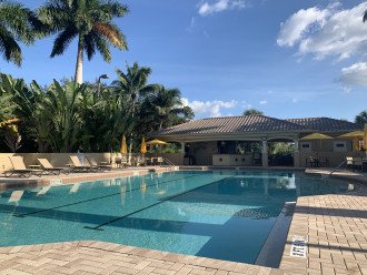 Club Swimming Pool & Outdoor Bar