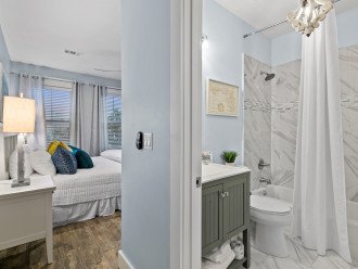 En-suite bathroom with Shower/Tub Combo