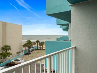 Ocean Views, Pool, and Tiki Bar at Classic Daytona Beach Studio Condo, 2 Queens #1