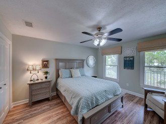 Spacious Upstairs Master, Queen Bed -Smart TV