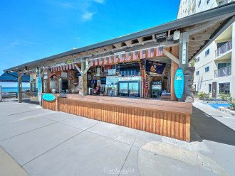 Best Tiki Bar on the Beach, Great Food***