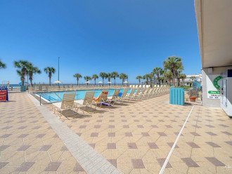 'Sunny Daze' Beachfront Condo, beach service, Amazing Remodel, Sleeps 8, Pool #1