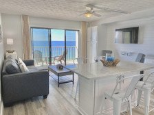 'Sunny Daze' Beachfront Condo, beach service, Amazing Remodel, Sleeps 8, Pool