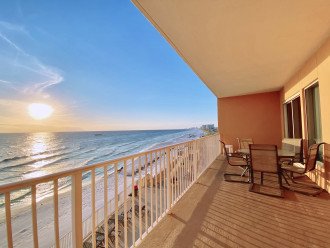 Seaside Treasure Oceanfront Condo, LG Balcony, Great Sunsets, Beach Ser, Pool #1