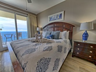 Master Bedroom (Ocean View)