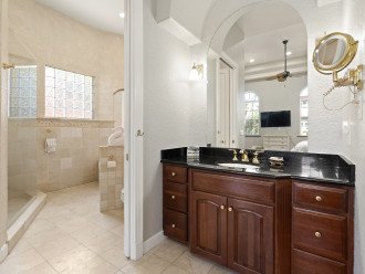 Suite 1 - Large vanity