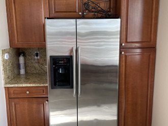 spacious fridge/freezer with ice/water dispenser