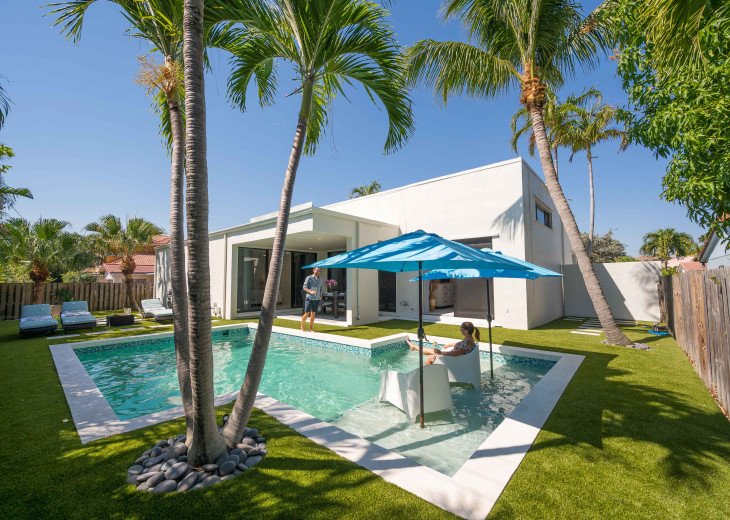 Located just a five min walk from the beach, this cozy modern coastal residence is an open concept modern delight.