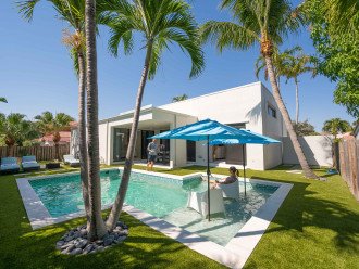 Located just a five min walk from the beach, this cozy modern coastal residence is an open concept modern delight.