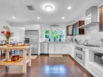 Kitchen fit for a master chef, featuring a breakfast bar with seating for four