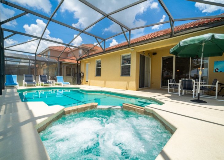 South facing swimming pool equipped with a jacuzzi