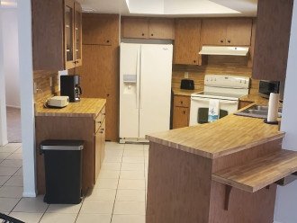 Original clean kitchen with newer appliances. And a Bose 1980 retro radio.