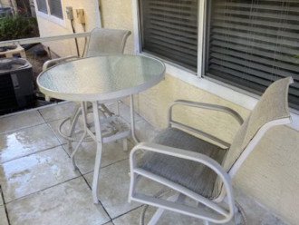 Lanai with table & chairs