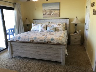 2nd master bedroom w/ king bed and gulf view.