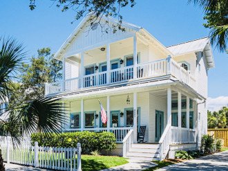 Welcome to Magnolia Charms! 8 minute drive from The Golf Garden of Destin.