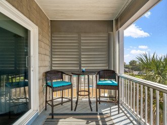 Screened in patio with bistro set