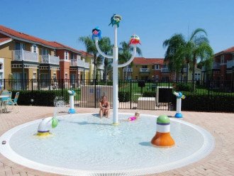 Kids splash pool