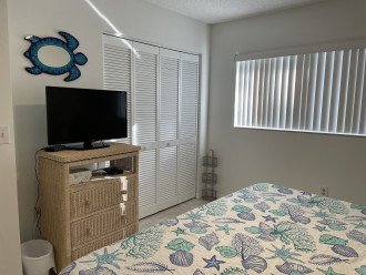 Second bedroom TV and closet