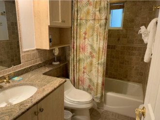 Guest bathroom with shower/tub