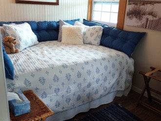 Hemingway - Queen bed made into oversized queen with awesome headboard pillows
