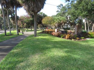 Nice walking path in park-setting on Venice Avenue heading west from downtown