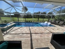Gated community with golf, private pool and spa. 5 miles to 5th Ave and beaches!