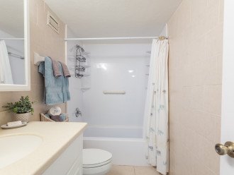 Full bathroom, with tub/shower. Plenty of fresh towels for your stay.