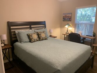 Guest Room - Queen Bed