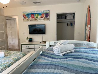 Guest bedroom w smart TV