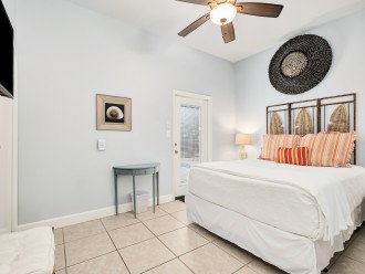 Spacious Queen Bed Room with pool access!