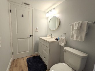 Dolphin's Lookout - Guest Bathroom