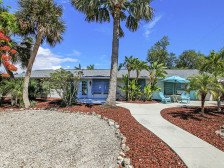 POINCIANA, No stairs, Large & open floor, pool, pet friendly on Mid-island