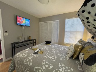 Mickey and Minnie Guest room with a Queen size bed