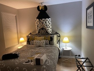 Mickey and Minnie Guest room with a Queen size bed