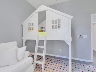 How much fun would your kids have sleeping in a room like this?