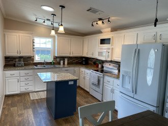 Spacious kitchen with great new appliances