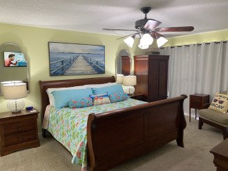 Master bedroom/king bed